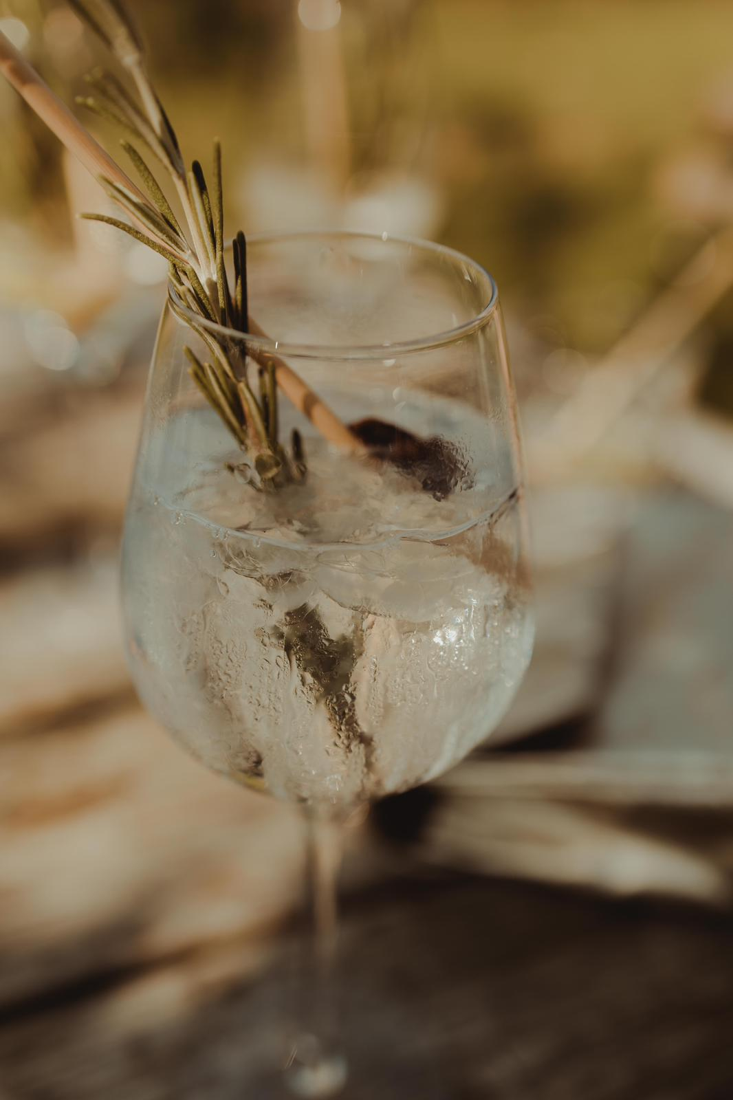 Verfrissende cocktail in warm avondlicht